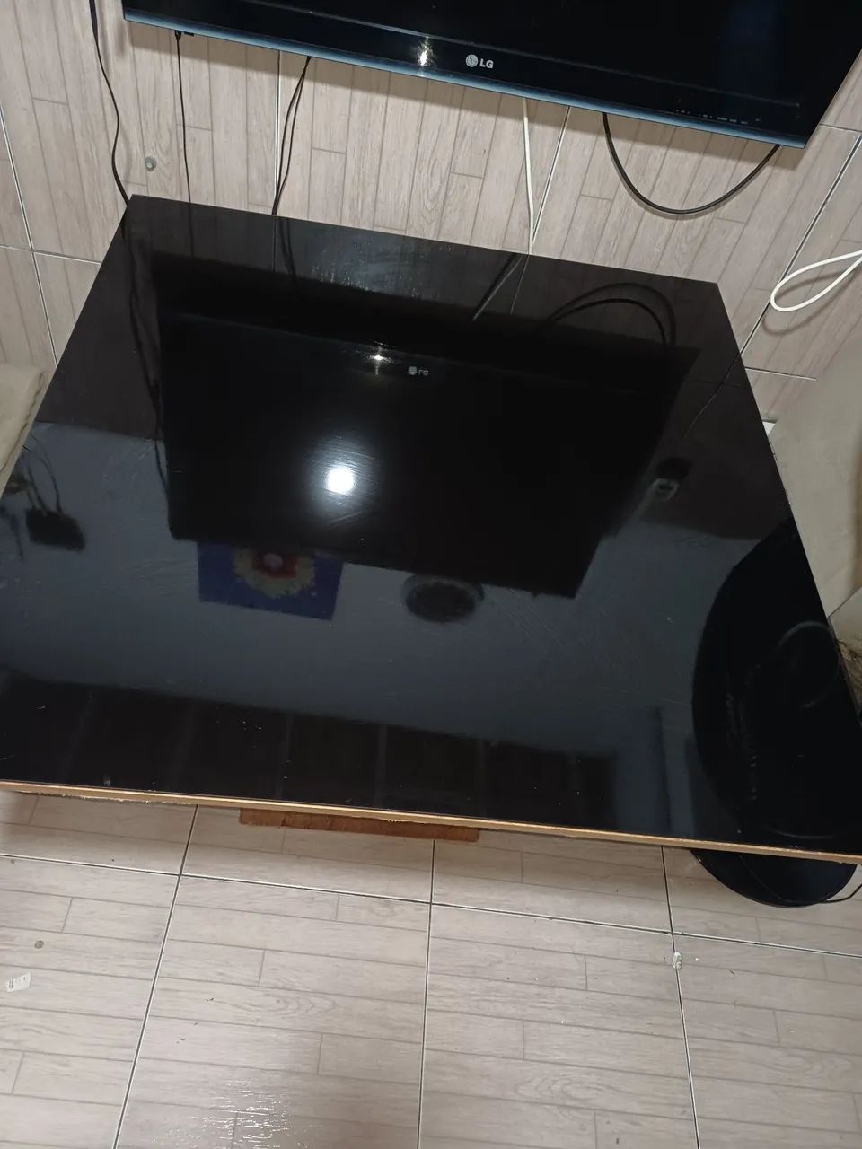 Mesa de jantar de madeira com tampo de vidro. - Foto 2