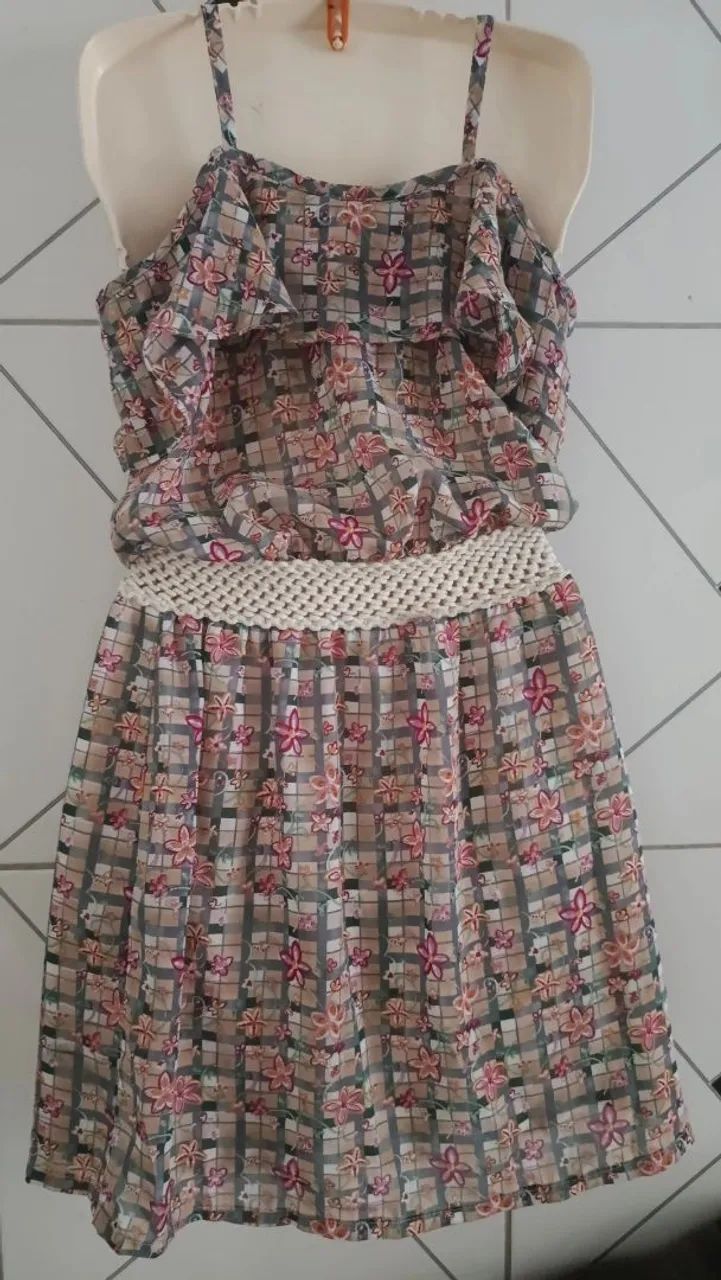 Vestido floral com cinto de crochê - Foto 2