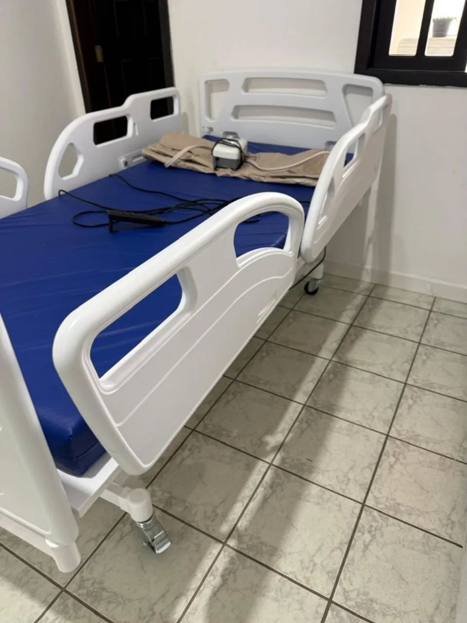 Cama Hospitalar Elétrica Motorizada Completa com Colchão - Foto 3