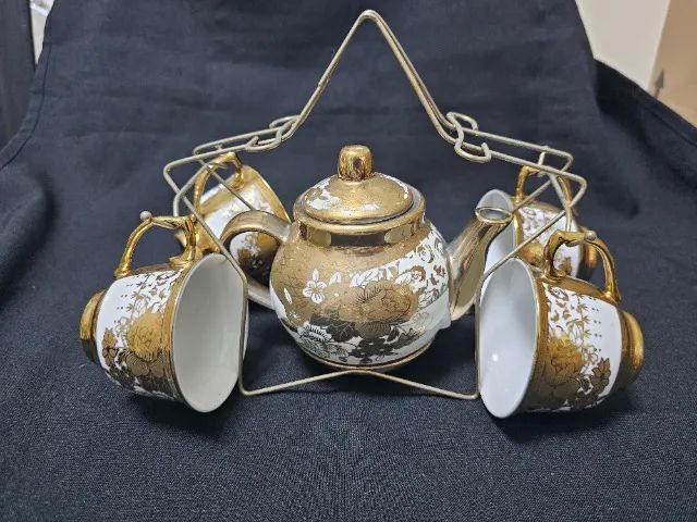 Conjunto de chá - com bule, 4 xícaras e suporte em porcelana fina - coleção
