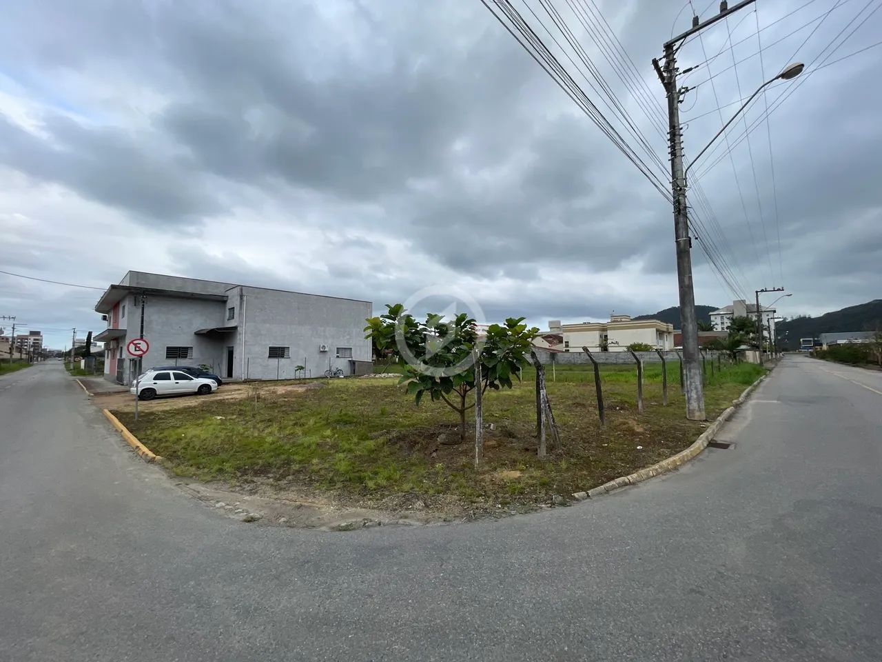 Terreno de esquina no centro da cidade - Foto 2