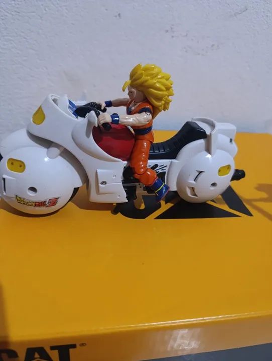 Boneco Goku super Sayajin 3 e moto da Bulma - Foto 2