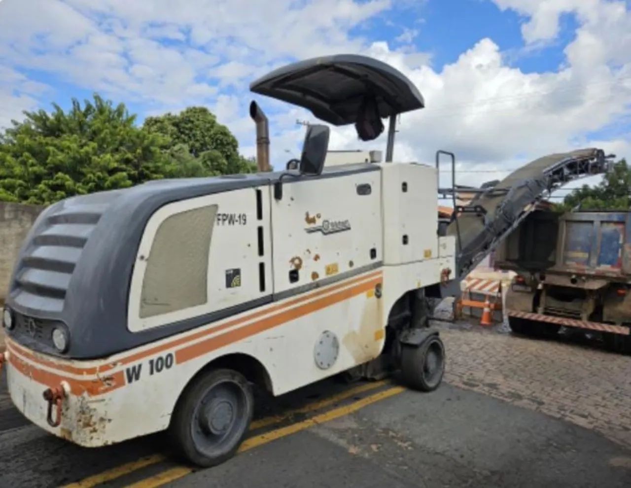 Fresadora de Pneus Wirtgen W100 ano 2011 com 8200 horas, em SP