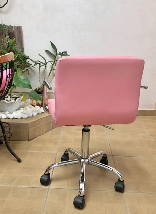  Cadeira Rosa, Couro ecológico, base aranha cromada com rodas - Foto 4