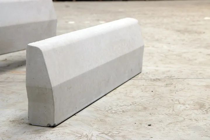 Meio-fio de concreto