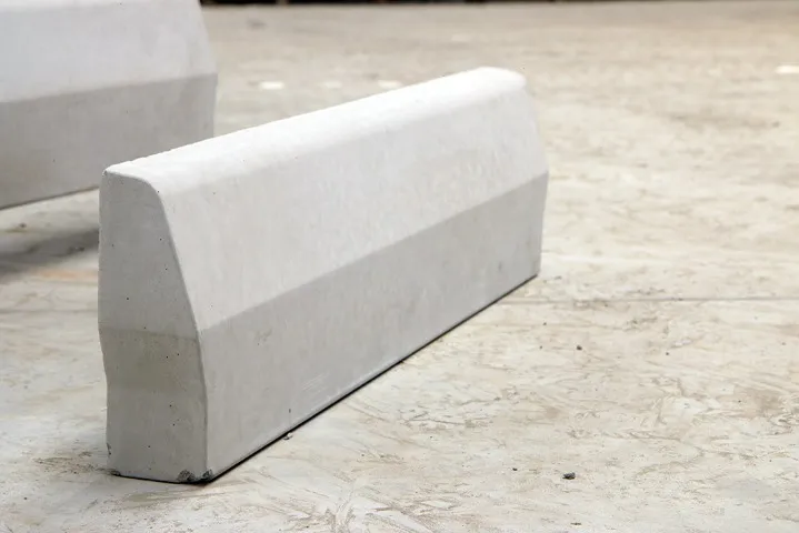 Meio-fio de concreto