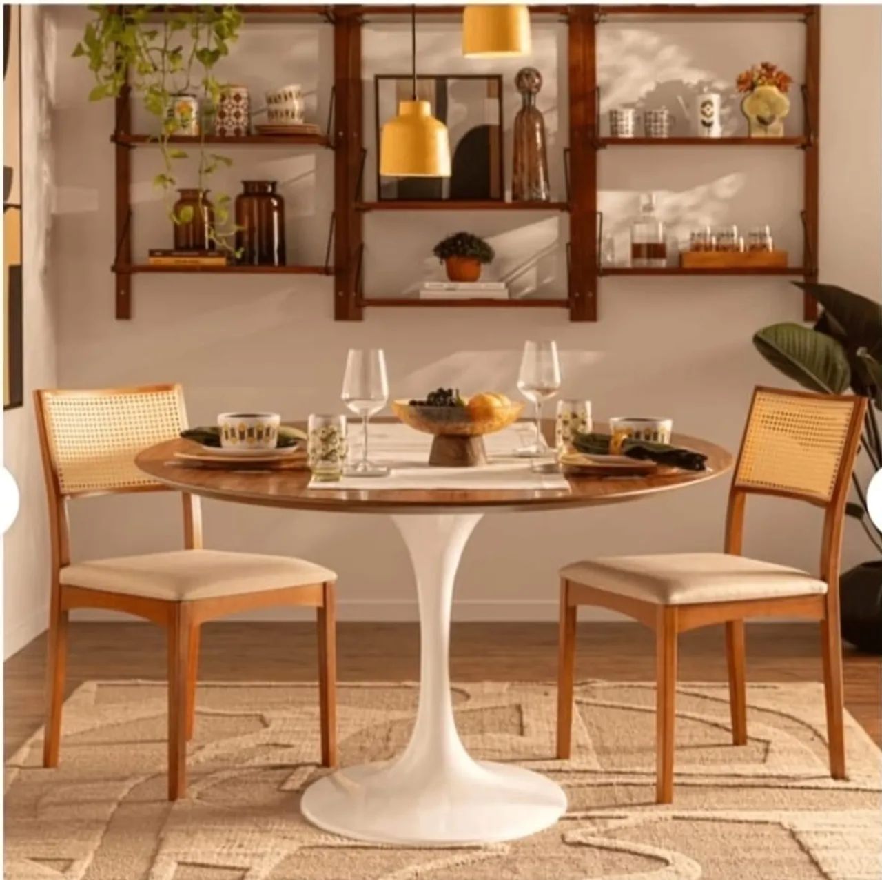 Conjunto Mesa Tulipe Tok Stok e 3 cadeiras  de telinha base de madeira novo.