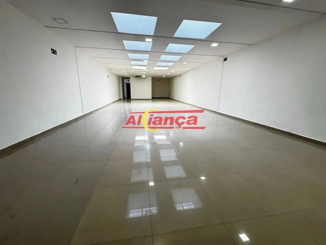 Sala comercial para alugar com 2 banheiros, cozinha- Centro - Guarulhos por R$: 6.000,00