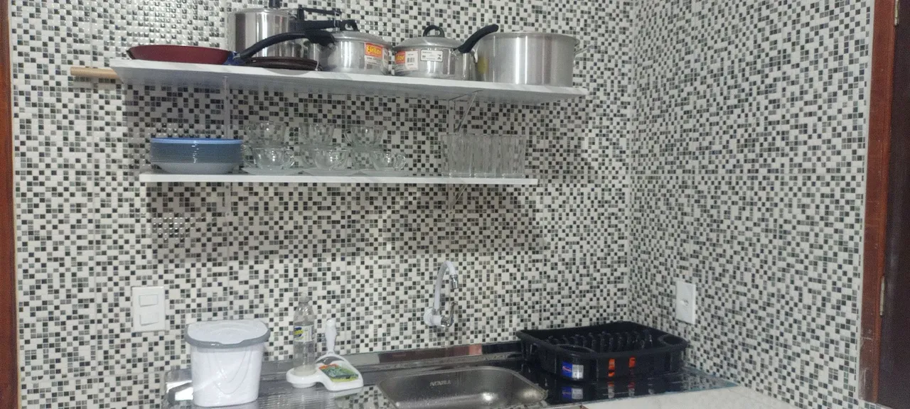 Casa grande espaçosa aconchegante com utensílios de cozinha