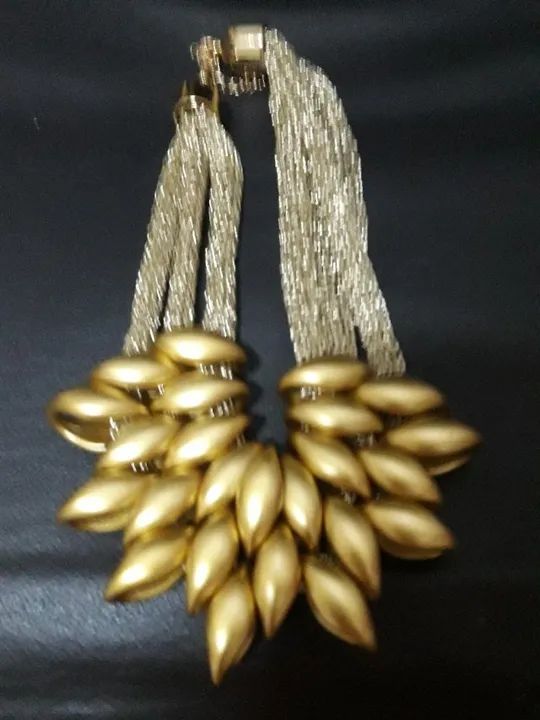 Colar Dourado chique