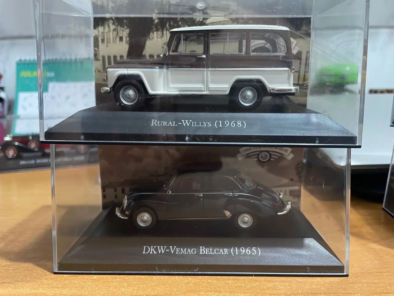 Miniaturas Chevrolet Opala e Rural Willys em caixa de acrílico - Foto 2