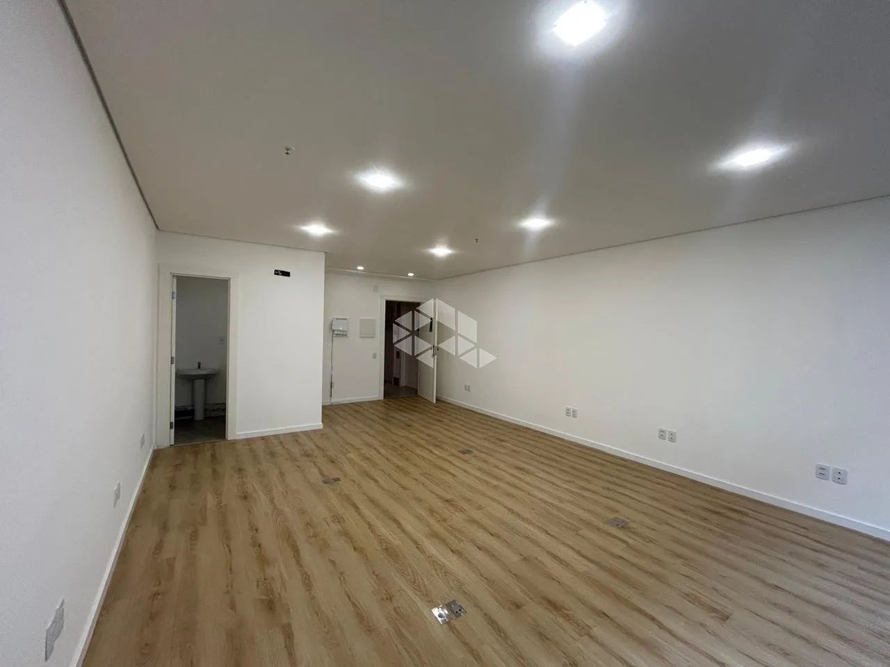 SALA COMERCIAL 40M² COM ESTACIONAMENTO E SEGURANÇA NO SACO GRANDE FLORIANÓPOLIS - Foto 3