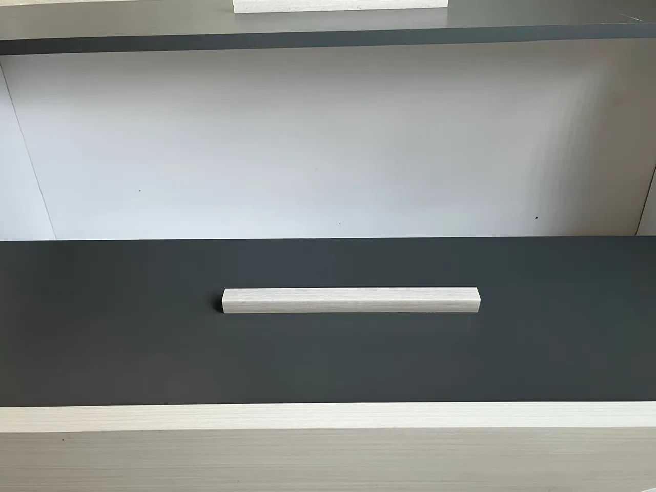 Cômoda para quarto MDF, 3 gavetas + porta, cinza e branco - ótimo estado - Foto 2