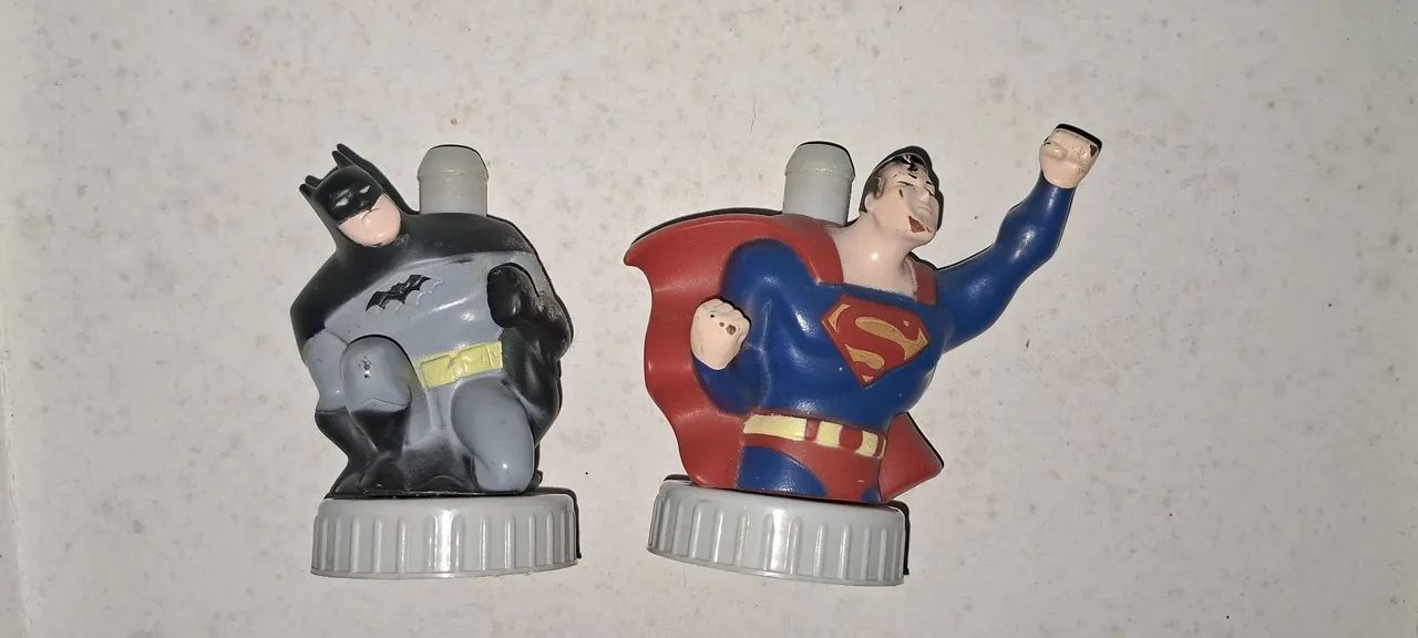 Bonecos Superman e Batman suco belly washers