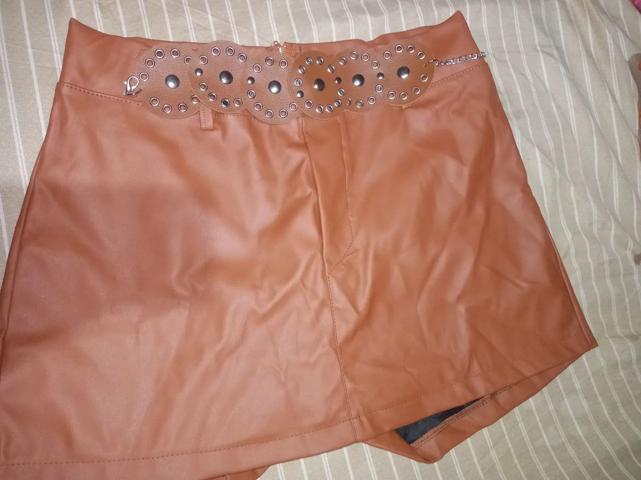 Short Saia em Couro Sintético com Cinto Detalhado