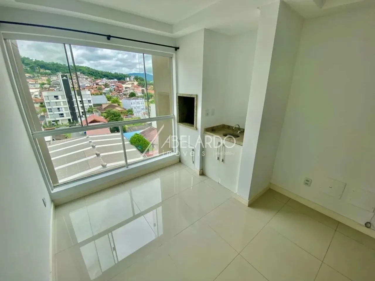 Apartamento com 03 dormitórios sendo uma suíte