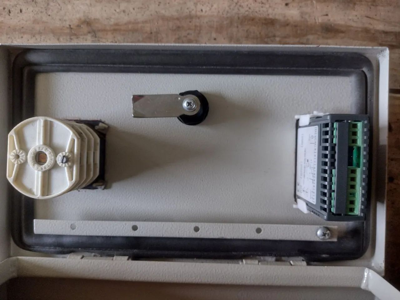 Quadro de comando elétrico CEMAR de sobrepor, com chave reversora e controlador COEL TLZ10 - Foto 6