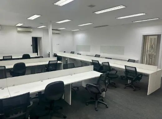 Conjunto de 30 cadeiras com 3 mesas para escritório