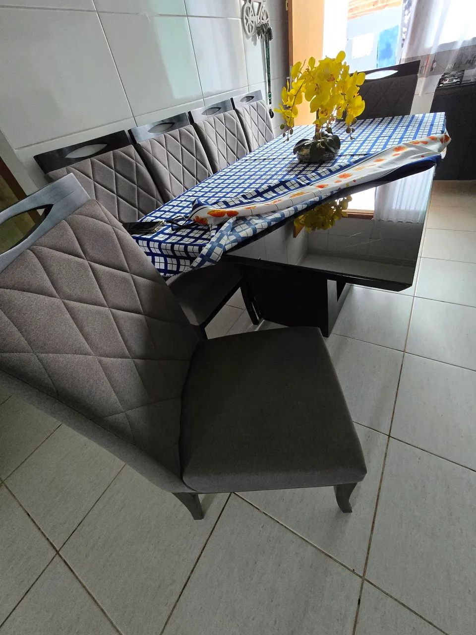 Mesa com tampo de vidro e 6 cadeiras - Foto 2