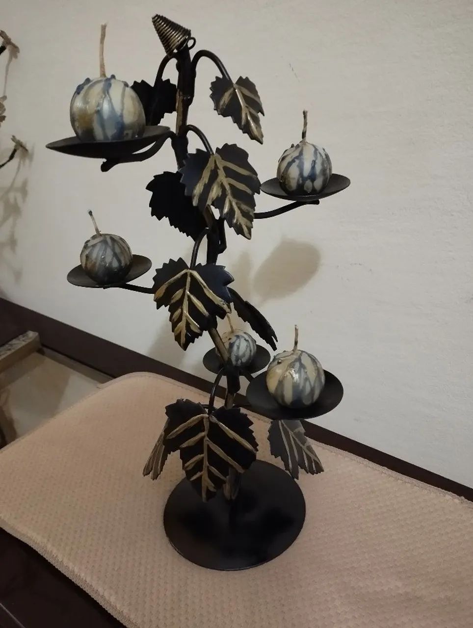 Castiçal de ferro em forma de árvore com cinco velas - Foto 4