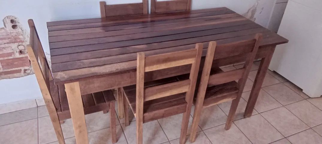 Mesa em madeira com 05 cadeiras. - Foto 2