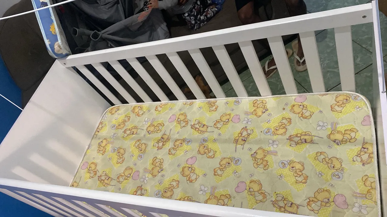 Berço infantil com colchão
