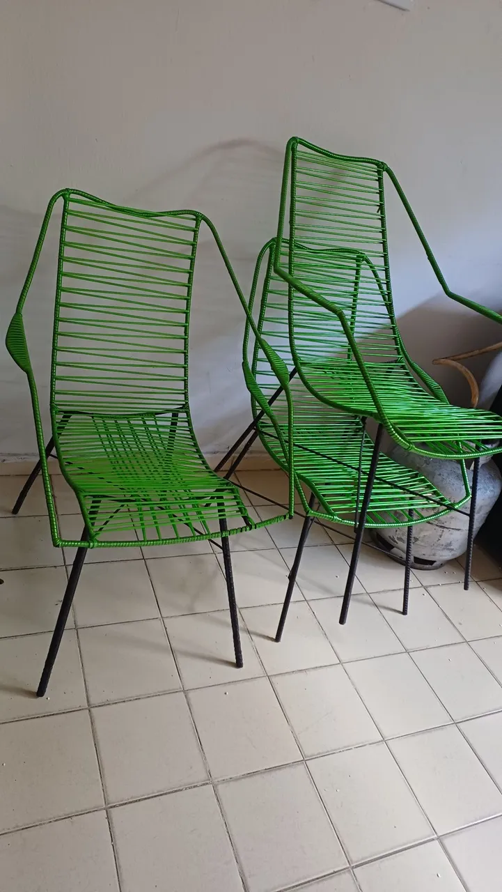 Cadeiras de aço verdes e modernas