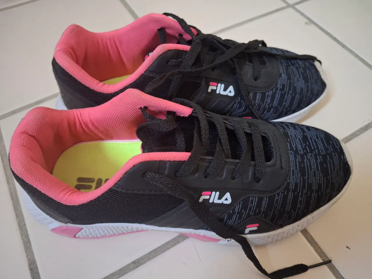 Tênis Fila Feminino Preto e Rosa