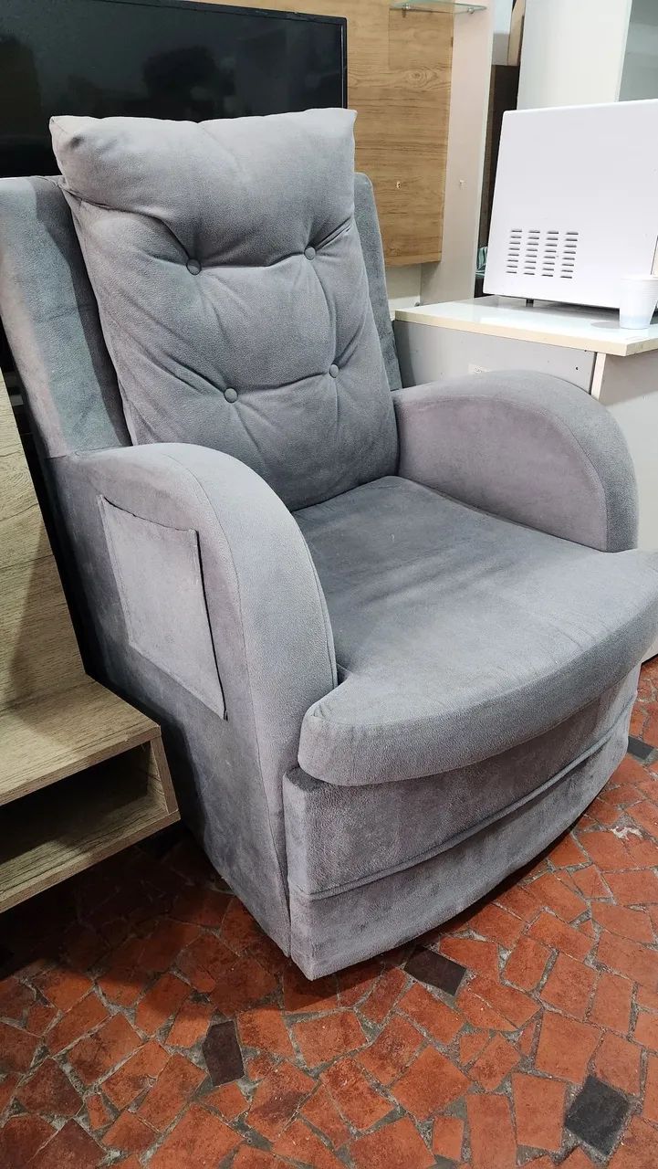Poltrona confortável em tecido suede