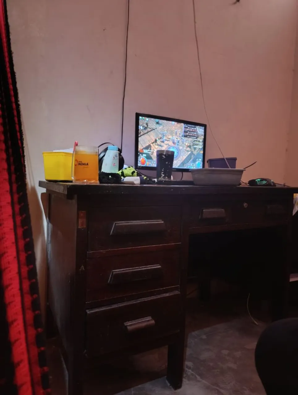 Mesa de escritório antiga e varal de apartamento,espelho e ring lith e dois cesto e banhei