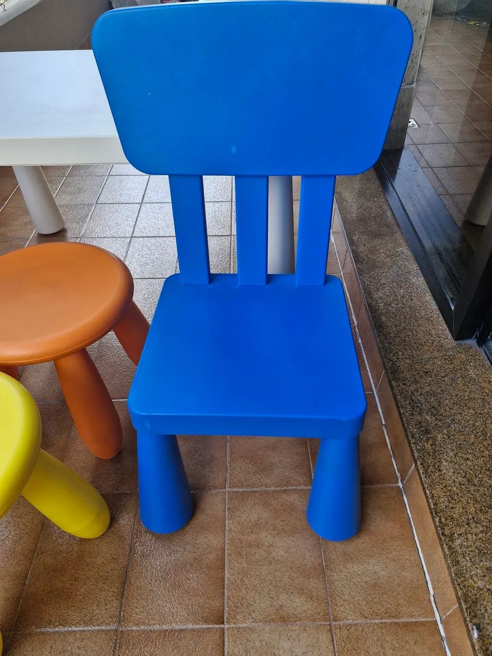 Mesa Infantil com 2 cadeiras e 2 bancos IKEA.64960477891073122