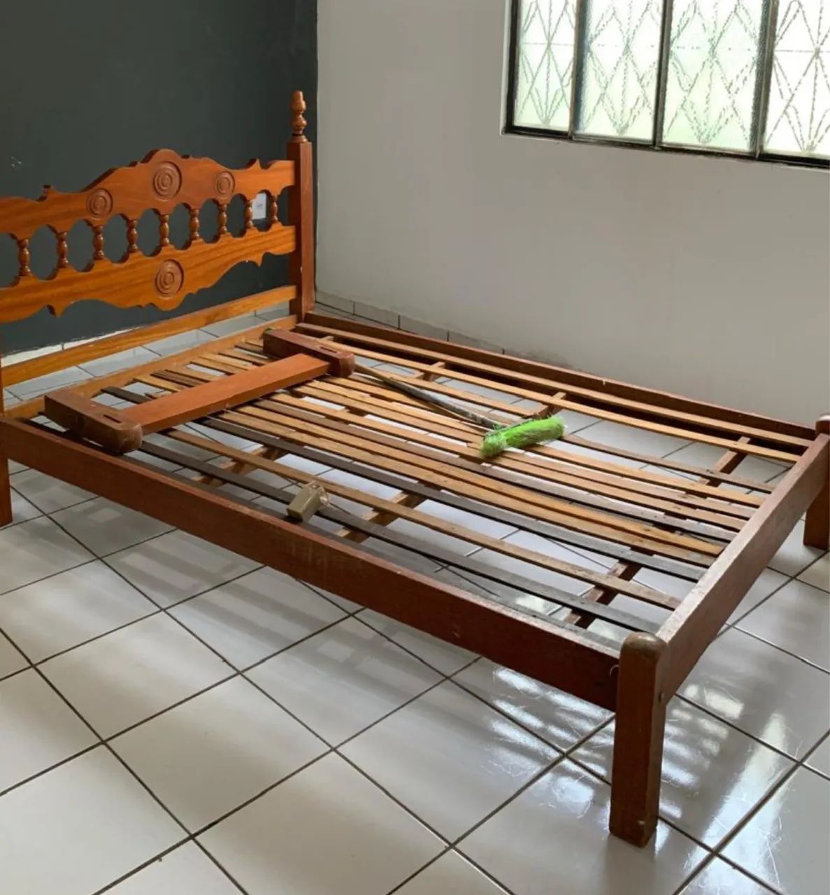 Disponível Cama de casal em madeira maciça 