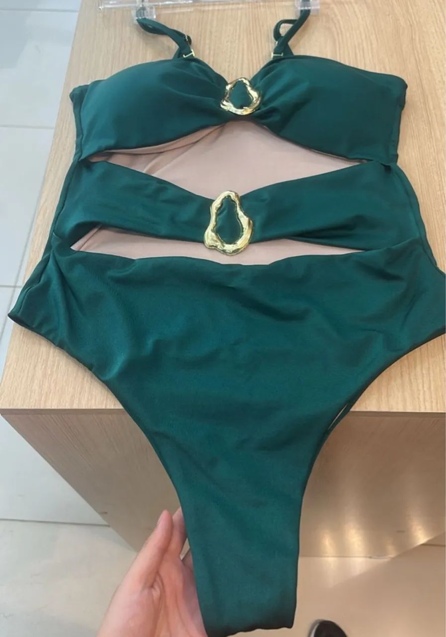 Maiô verde com detalhes dourados