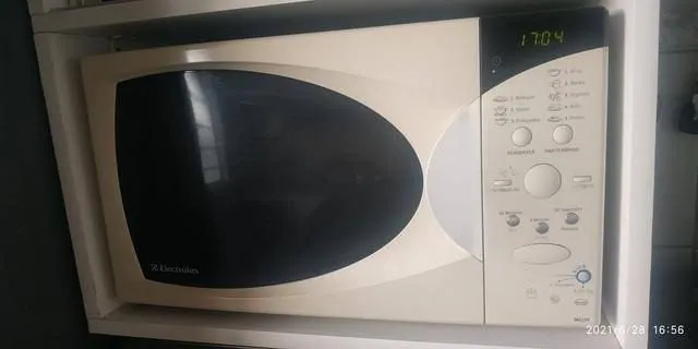 Micro-ondas Electrolux - retirada de peças