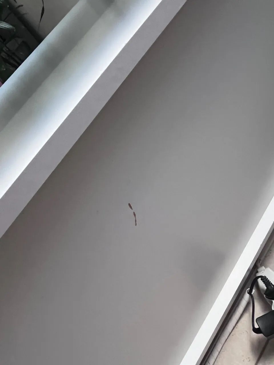 Estante branca com suporte giratório para TV - ideal para quitinete ou dividir ambientes - Foto 4