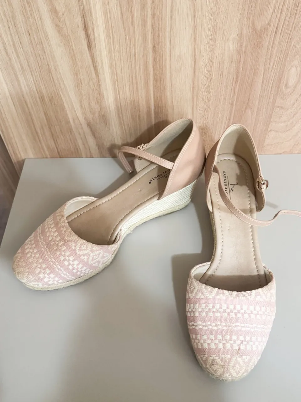 Sandália Feminina Rosa com Detalhes Bordados