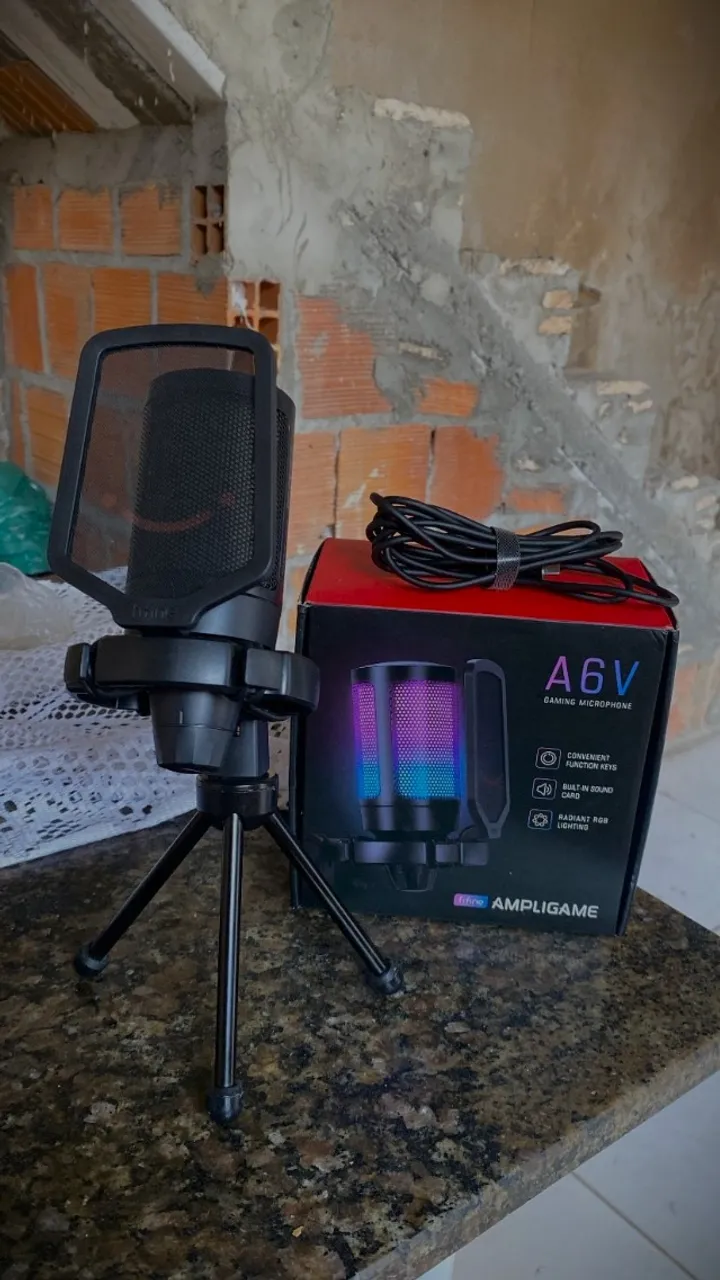 Microfone Fifine AmpliGame A6V - Condensador USB-C com LED (Preto)