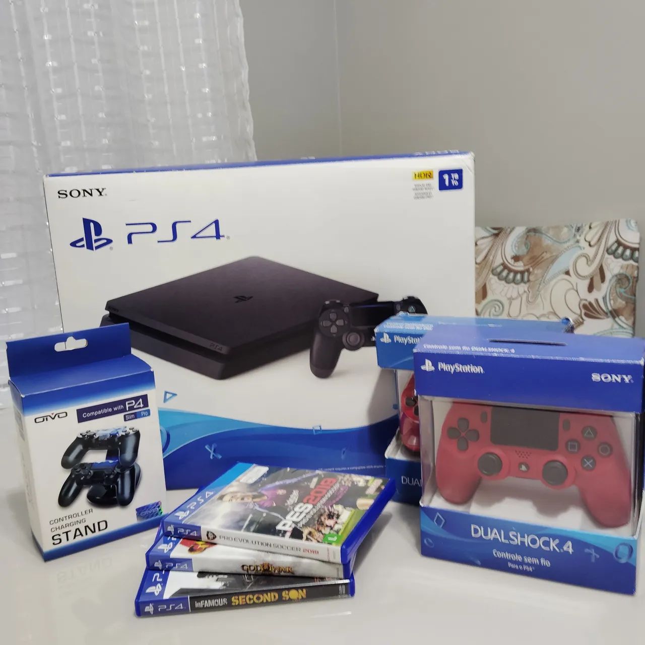 PS4 Slim com 2 Controles DualShock 4, Jogos e Acessórios