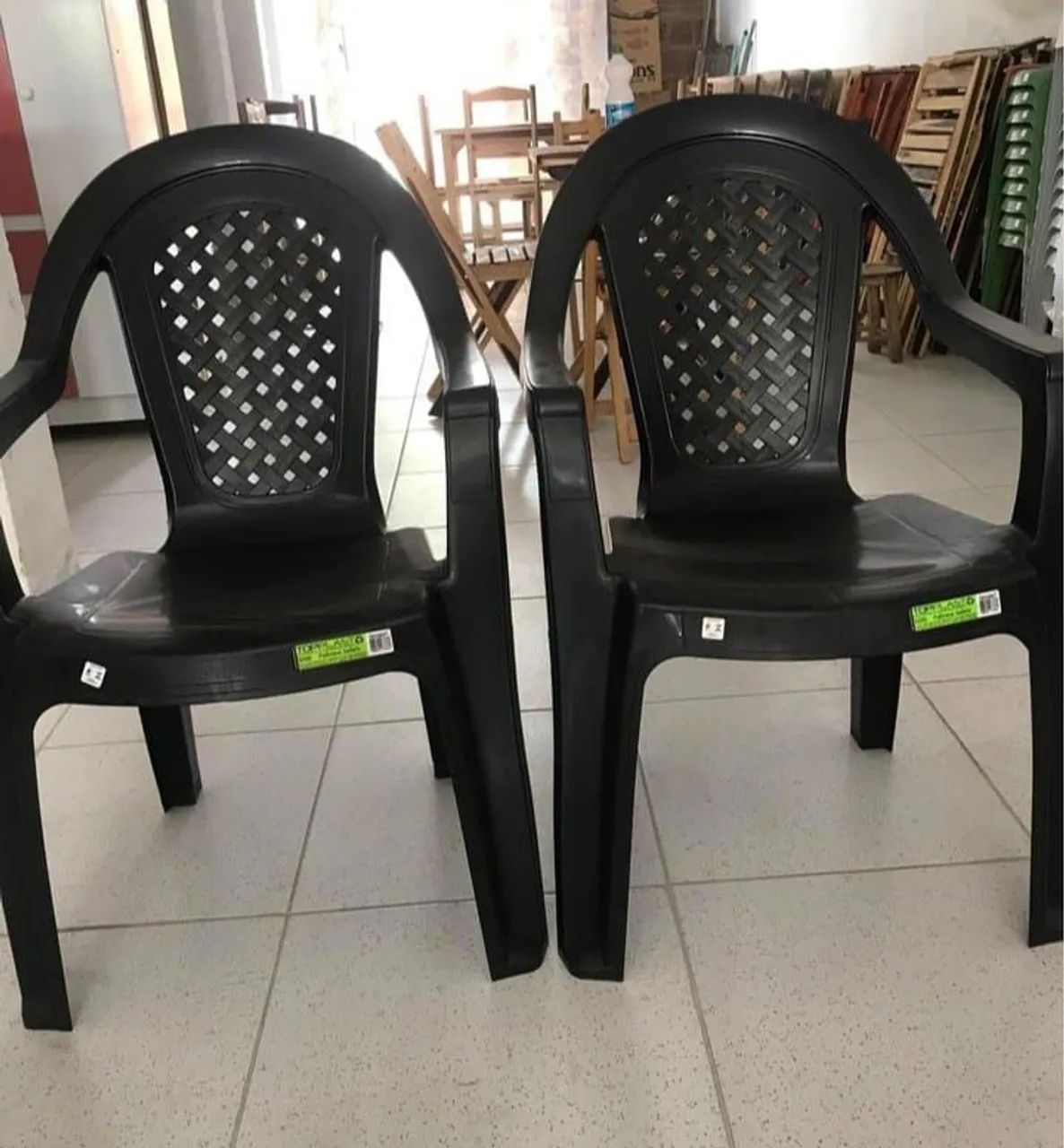 Cadeira de plástico com braço