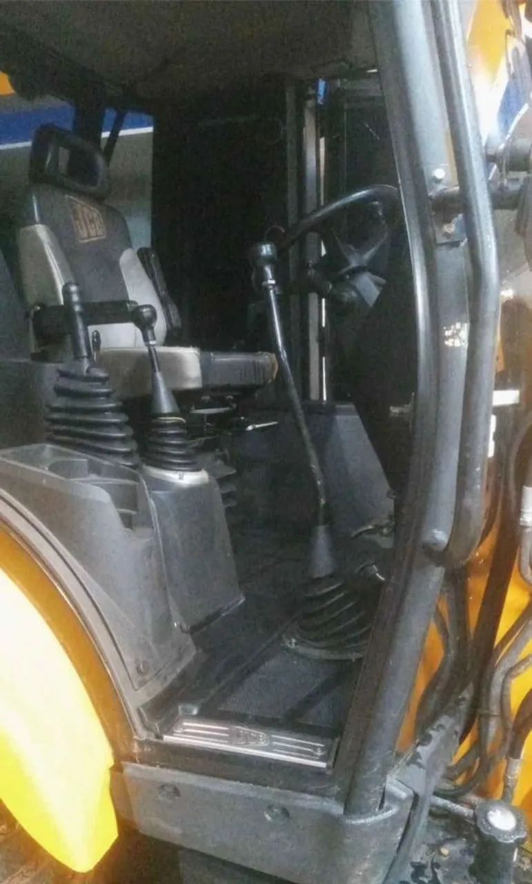 retroescavadeira jcb 2015 4X4 cabinada - Foto 5