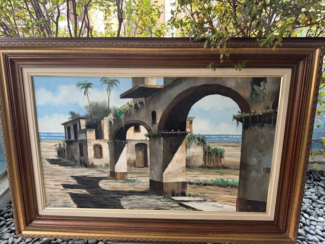 Quadro em moldura de madeira com pintura de paisagem