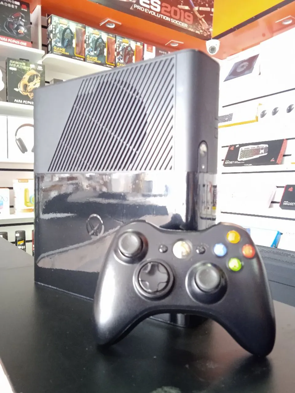 Xbox 360 desbloqueado e em estado de novo , acompanha 1 controle,