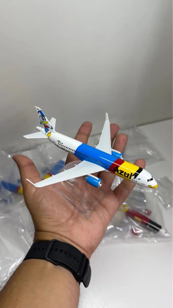 Avião em metal com base de Acrílico escala 1/400 para colecionar  - Foto 3
