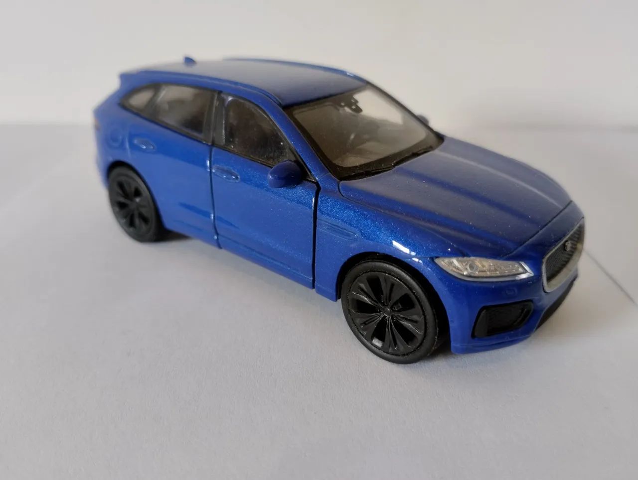Welly - Miniatura Jaguar F-Pace  - Foto 4