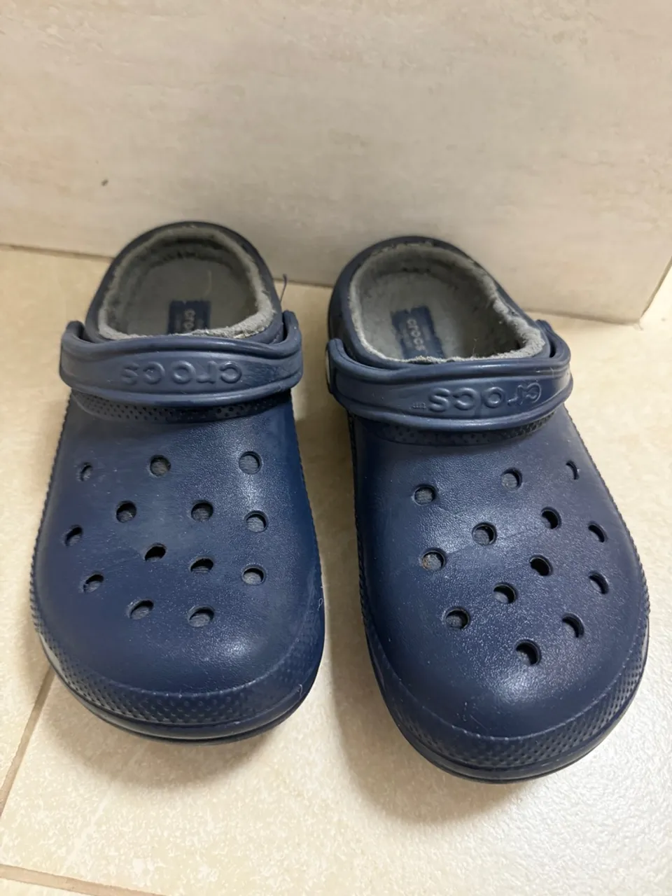 Crocs forradas azul marinho tamanho 35