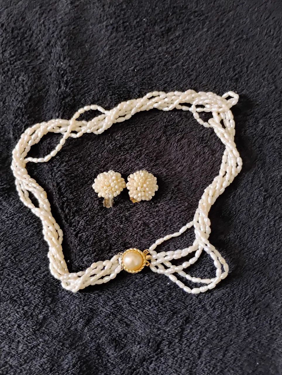 Conjunto de colar e brincos em pérolas naturais de água doce