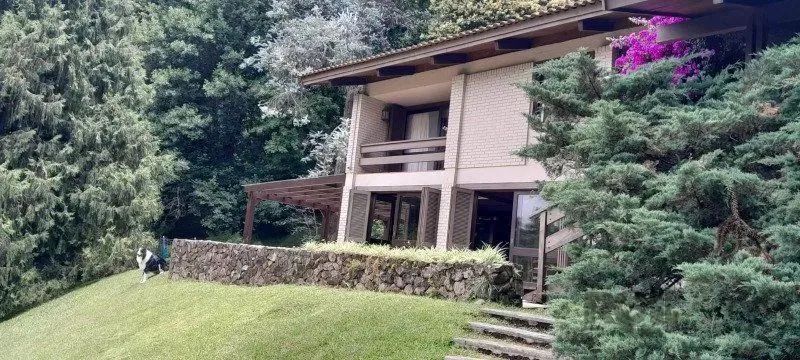 BELÍSSIMA RESIDÊNCIA, JUNTO AO LAGO NEGRO EM GRAMADO. 3 dormitórios, 350 m2, suite, living - Foto 2