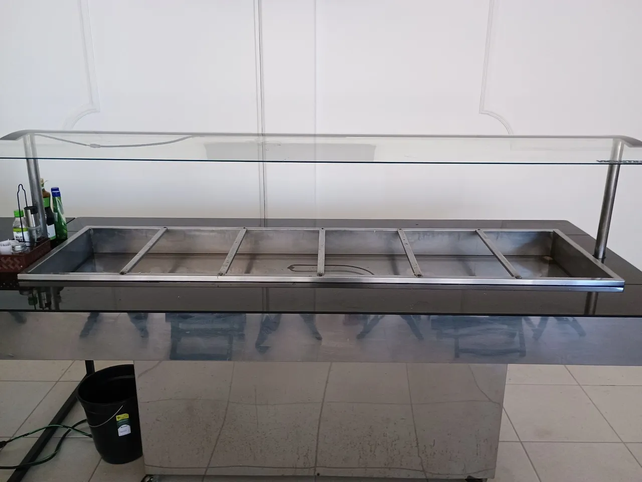 Bancada para buffet com proteção de vidro