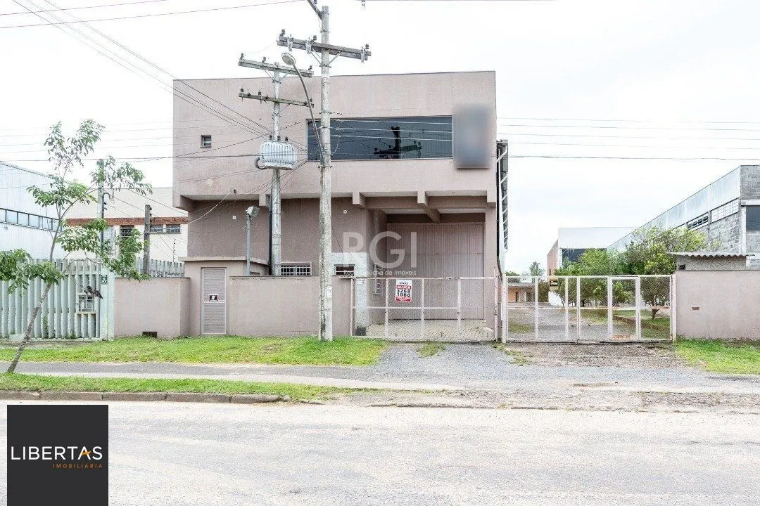 Pavilhão com área construída de cerca de 900m²