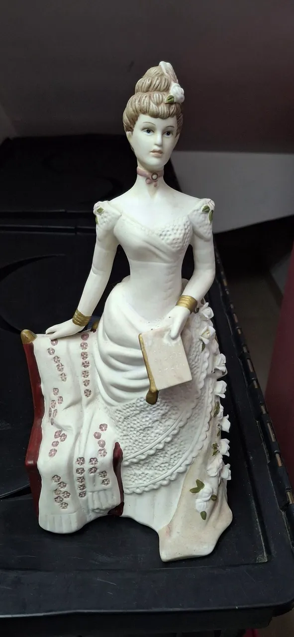 Estatueta de Porcelana Clássica - Elegância e Charme